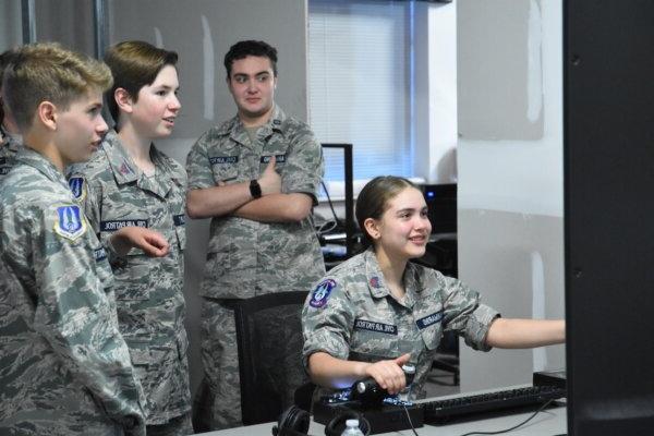 Civil Air Patrol Winchester Composite Squadron members use a flight simulator at the Shenandoah Center for Immersive 学习 at 澳门线上赌博平台大学.